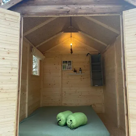 Waldcamp Mit Einfachen Und Zweckmaessigen Huetten Und Caravans Natur Pur Cottbus Room photo