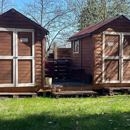 Waldcamp Mit Einfachen Und Zweckmaessigen Huetten Und Caravans Natur Pur Cottbus Exterior photo