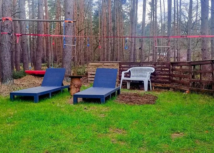 Waldcamp Mit Einfachen Und Zweckmaessigen Huetten Und Caravans Natur Pur
