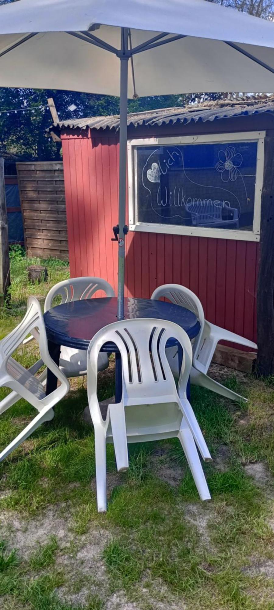 Waldcamp Mit Einfachen Und Zweckmaessigen Huetten Und Caravans Pur Campingplatz