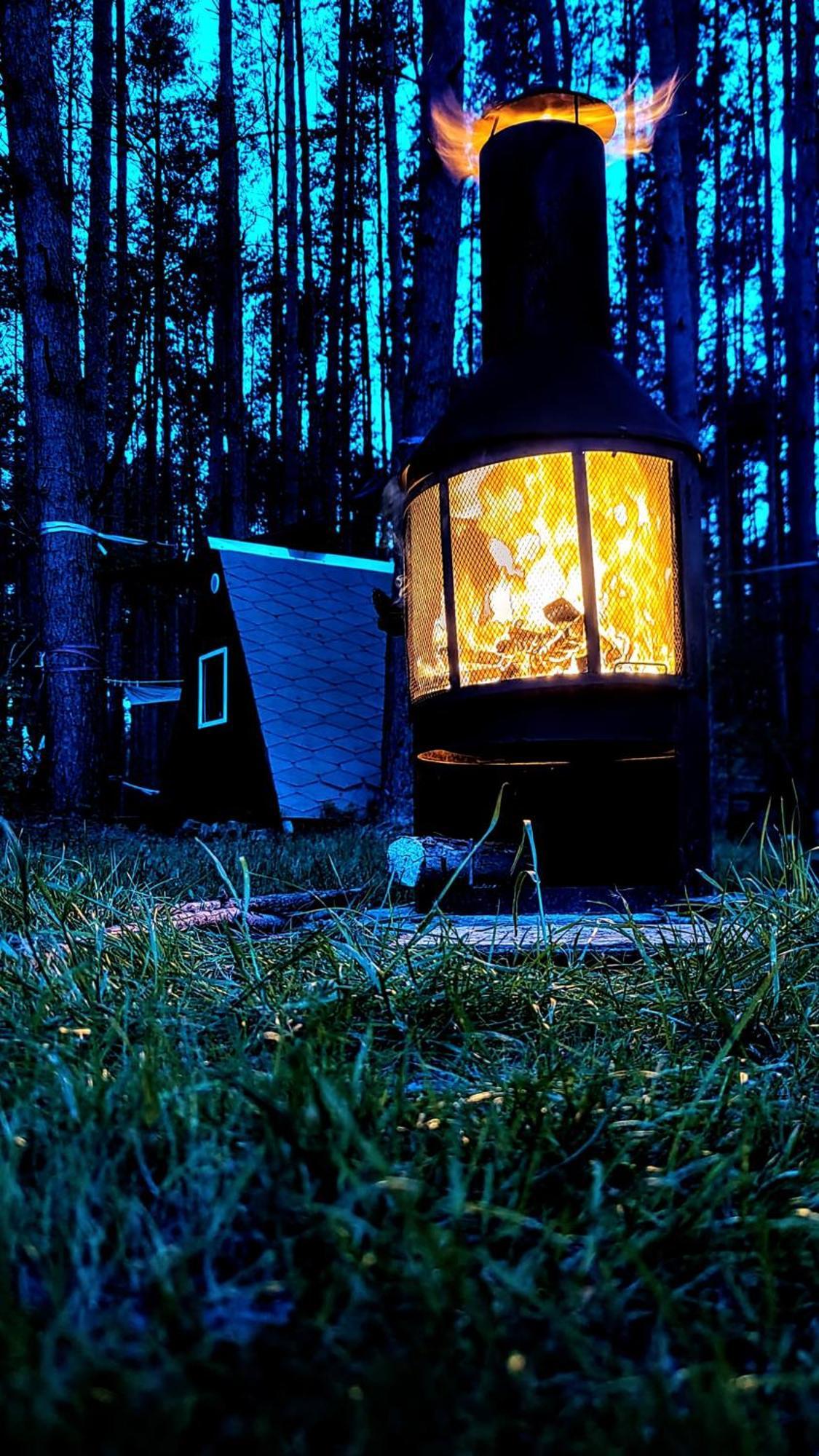Waldcamp Mit Einfachen Und Zweckmaessigen Huetten Und Caravans Pur Campsite Cottbus