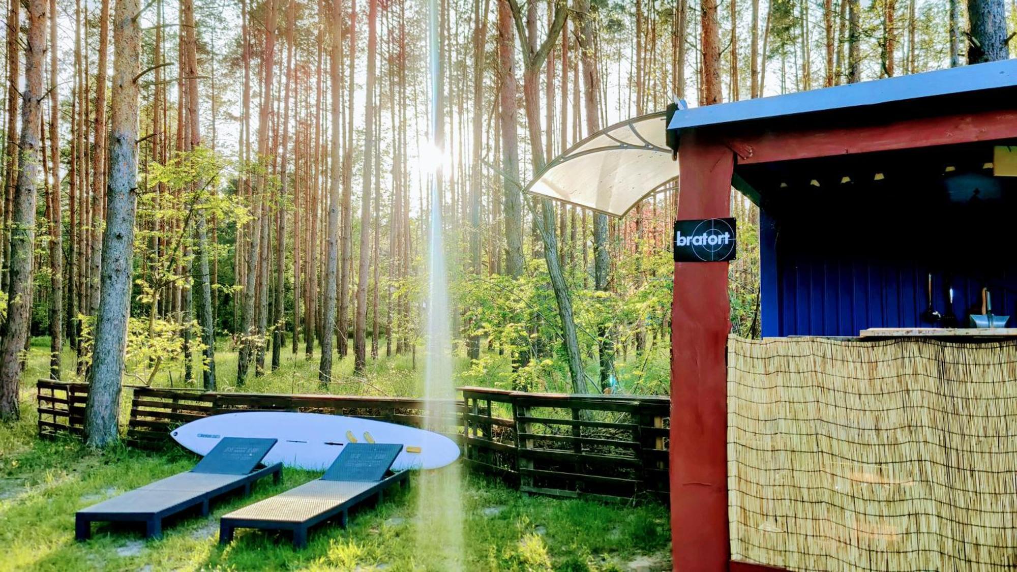 Waldcamp Mit Einfachen Und Zweckmaessigen Huetten Und Caravans Pur Cottbus