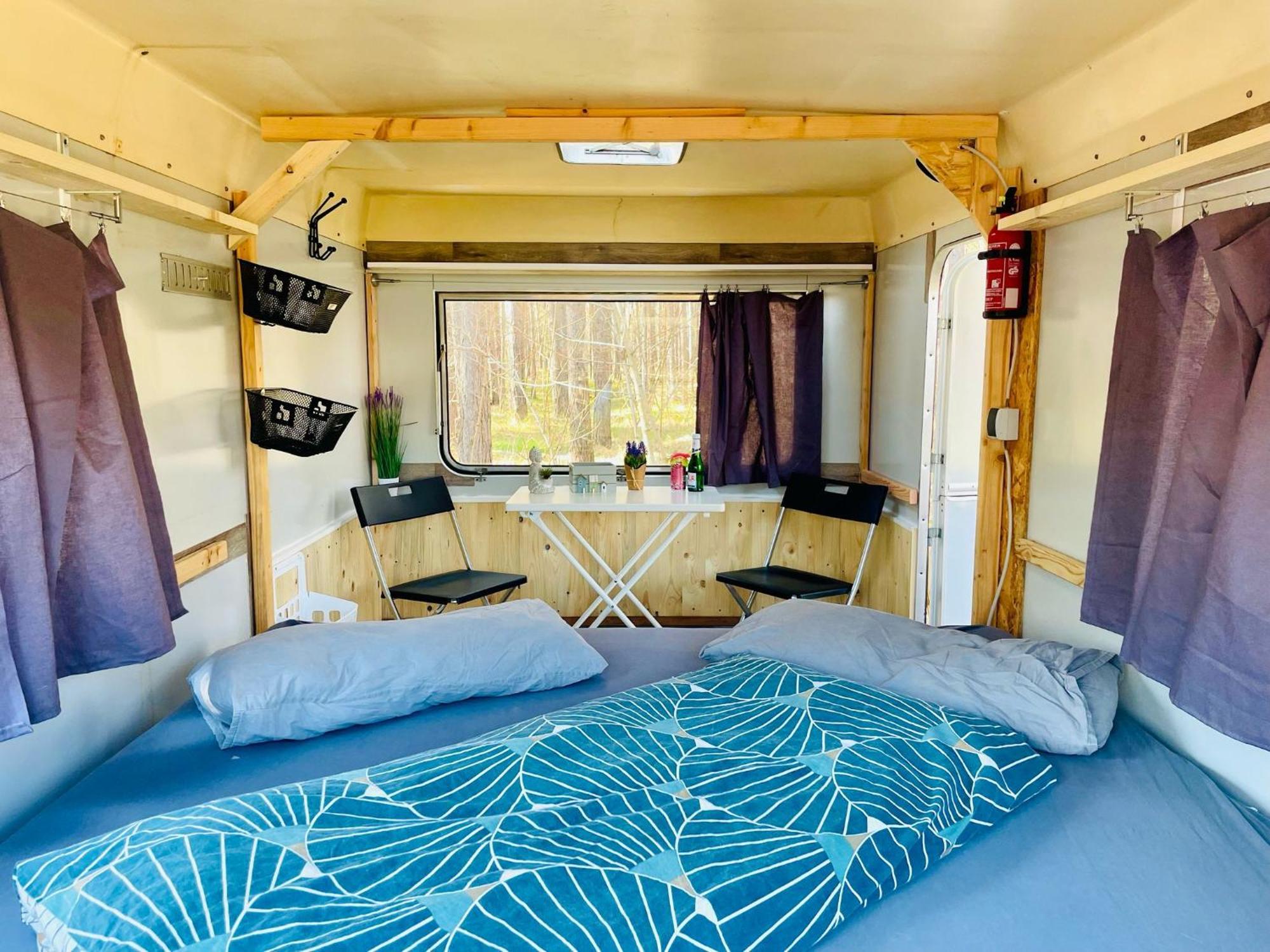 Campsite Waldcamp Mit Einfachen Und Zweckmaessigen Huetten Und Caravans Pur *