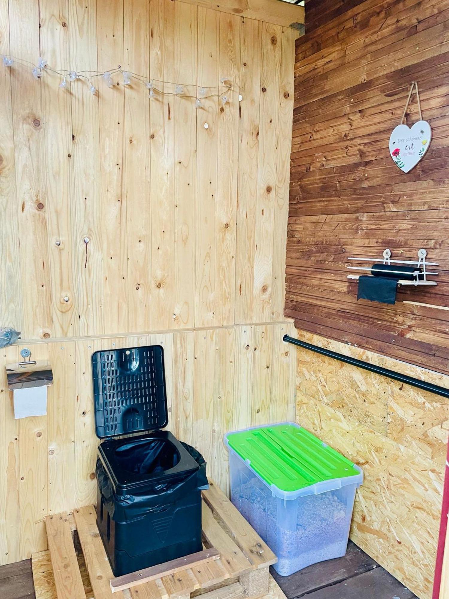 Waldcamp Mit Einfachen Und Zweckmaessigen Huetten Und Caravans Pur Campsite Cottbus