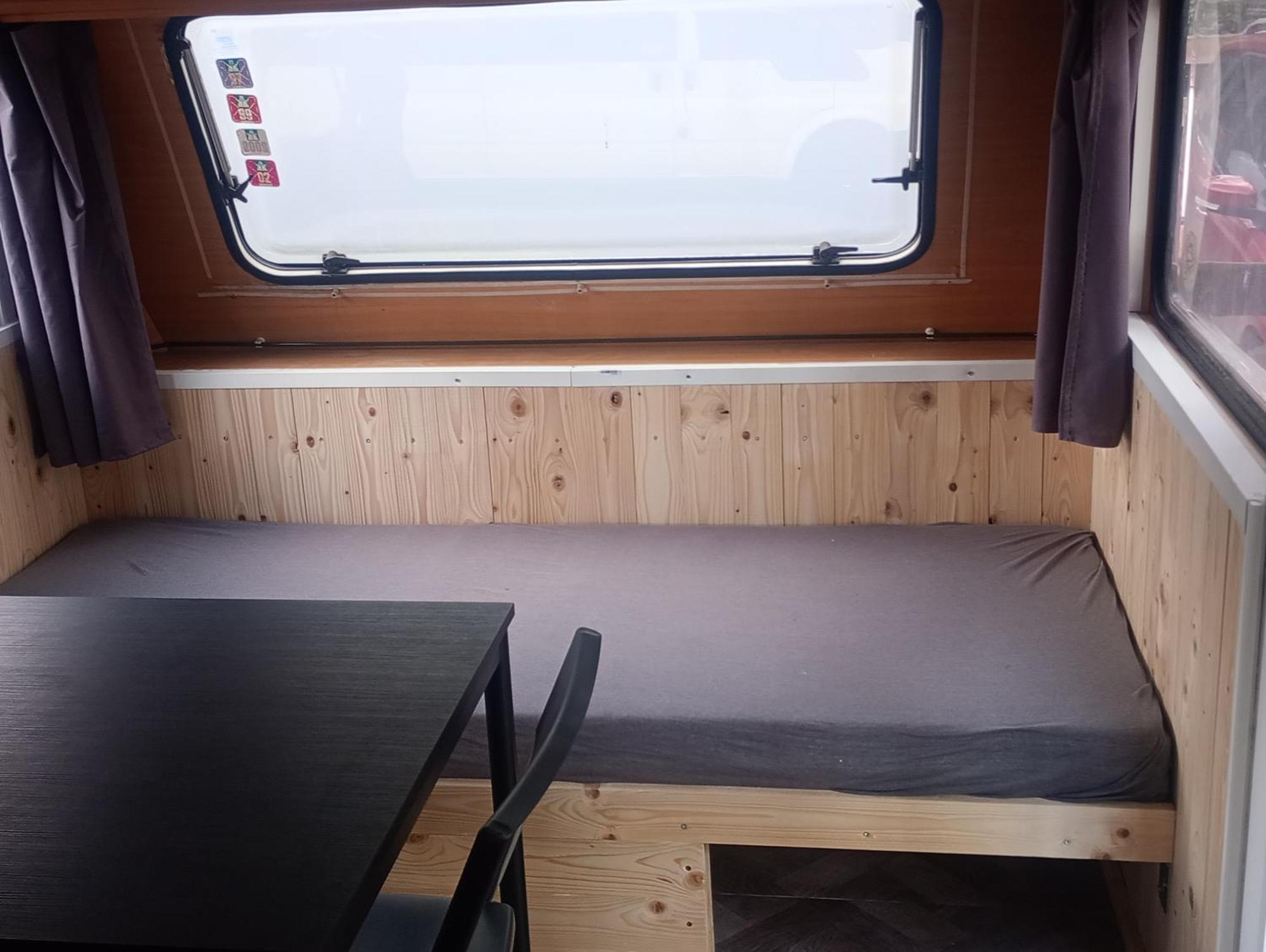 Waldcamp Mit Einfachen Und Zweckmaessigen Huetten Und Caravans Pur Campingplatz Cottbus