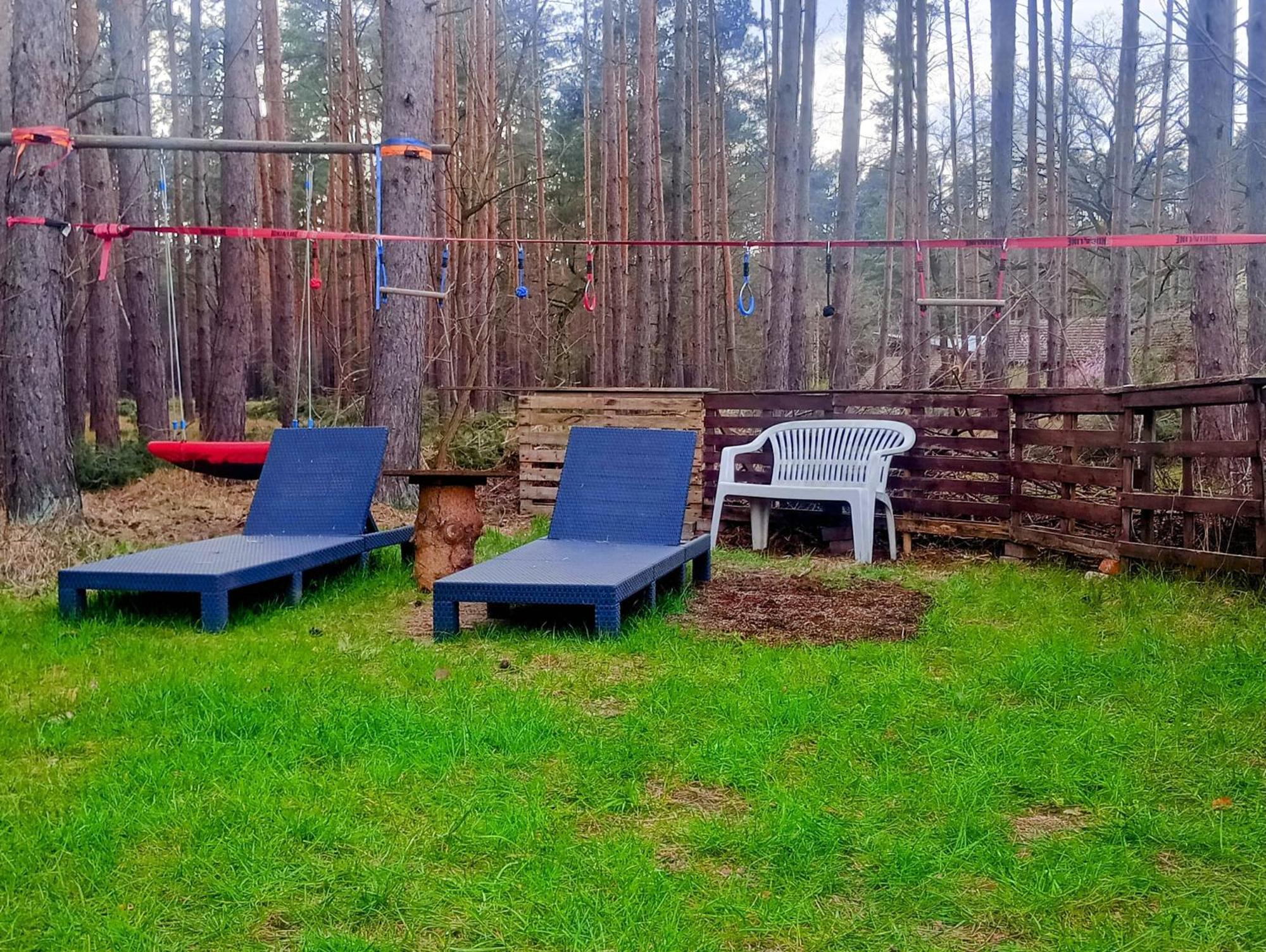 Campingplatz Waldcamp Mit Einfachen Und Zweckmaessigen Huetten Und Caravans Pur *