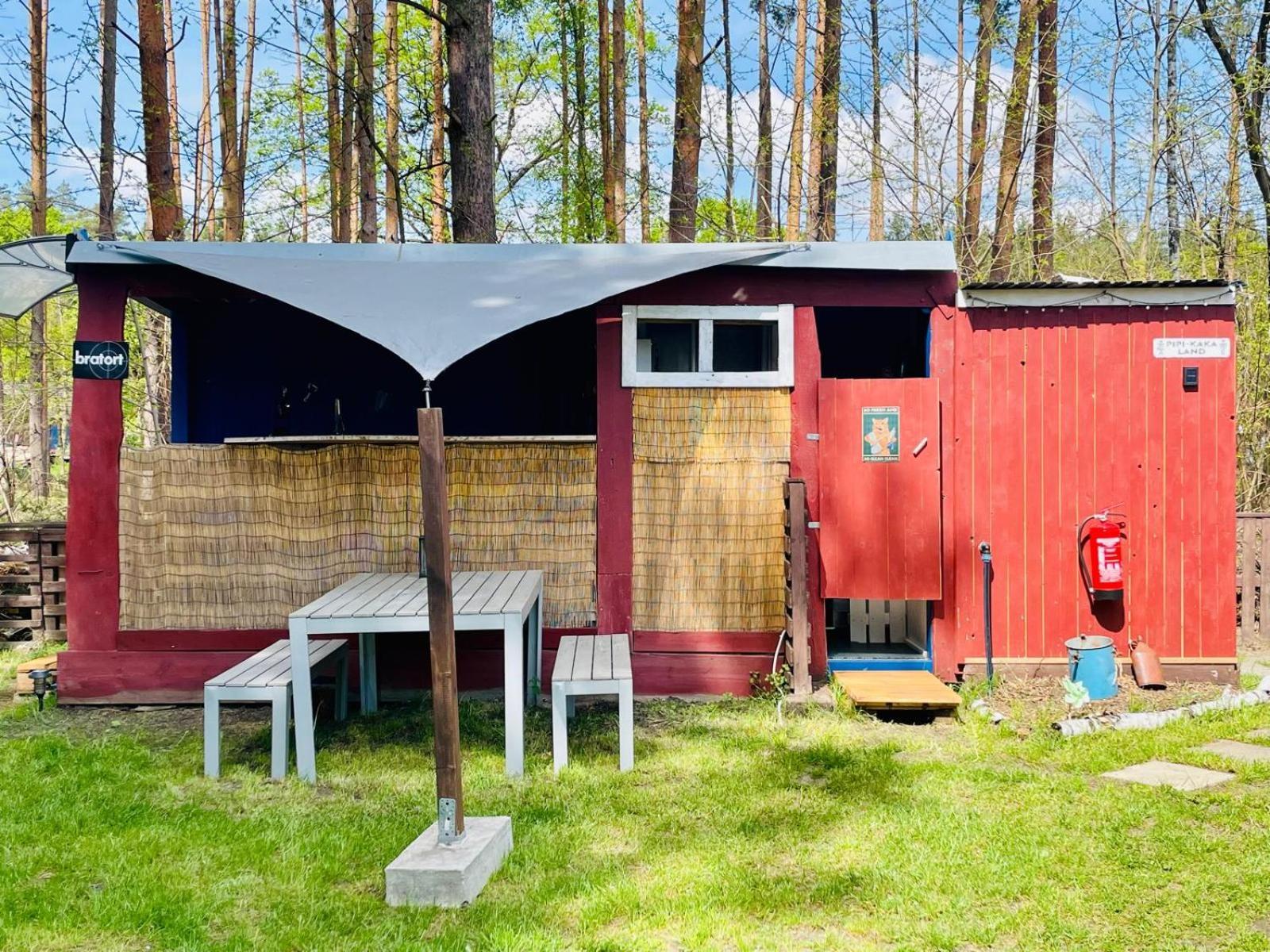Waldcamp Mit Einfachen Und Zweckmaessigen Huetten Und Caravans Pur Campsite *