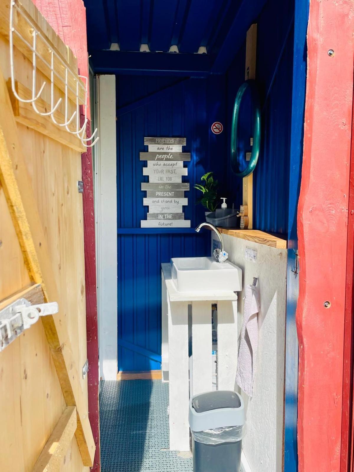 Campingplatz Waldcamp Mit Einfachen Und Zweckmaessigen Huetten Und Caravans Pur Cottbus