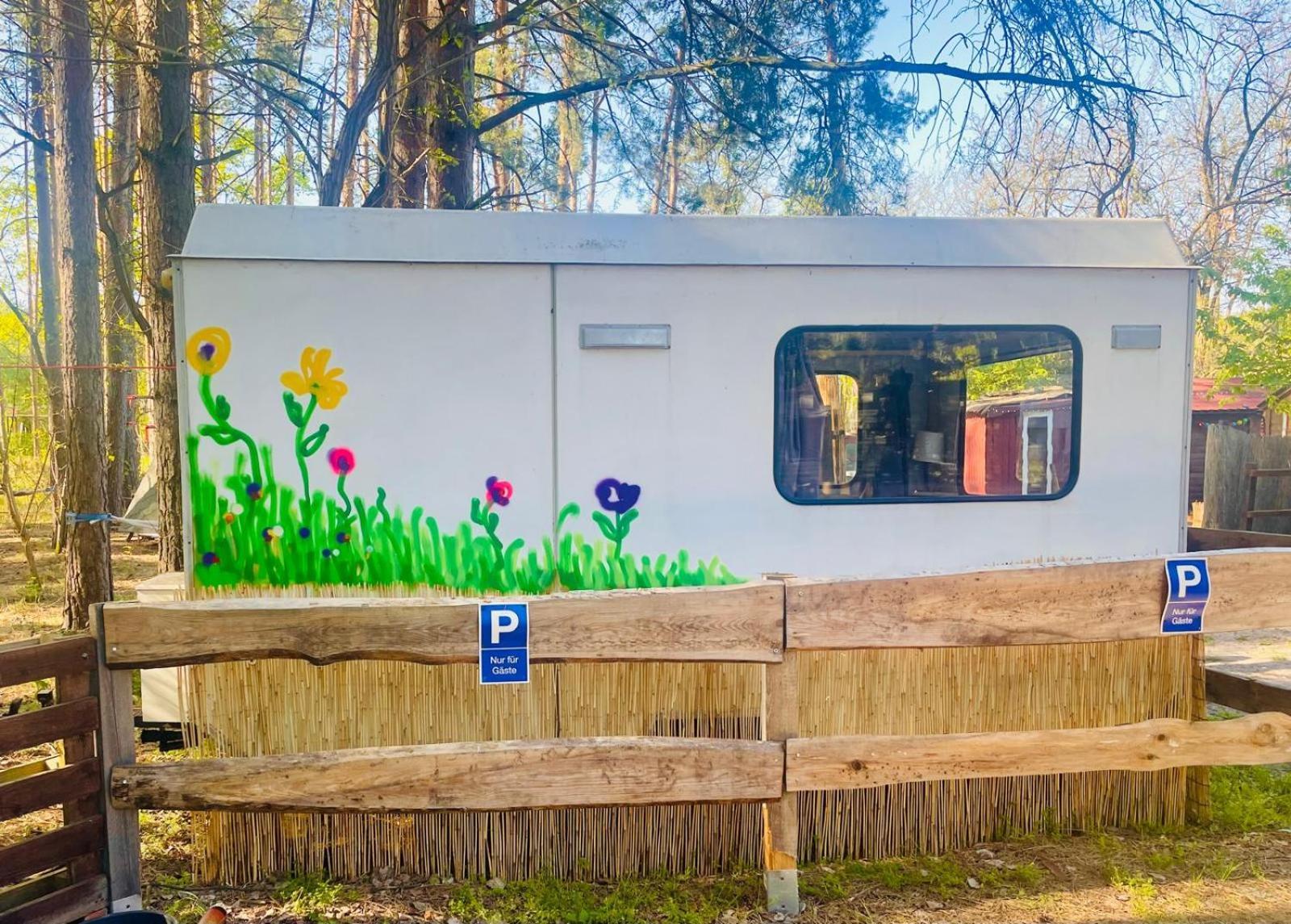 Waldcamp Mit Einfachen Und Zweckmaessigen Huetten Und Caravans Pur * Cottbus